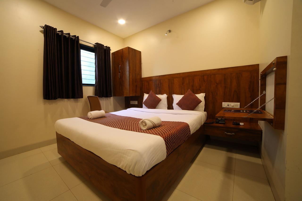 Oyo 8757 Prakash Inn Мумбай Екстериор снимка