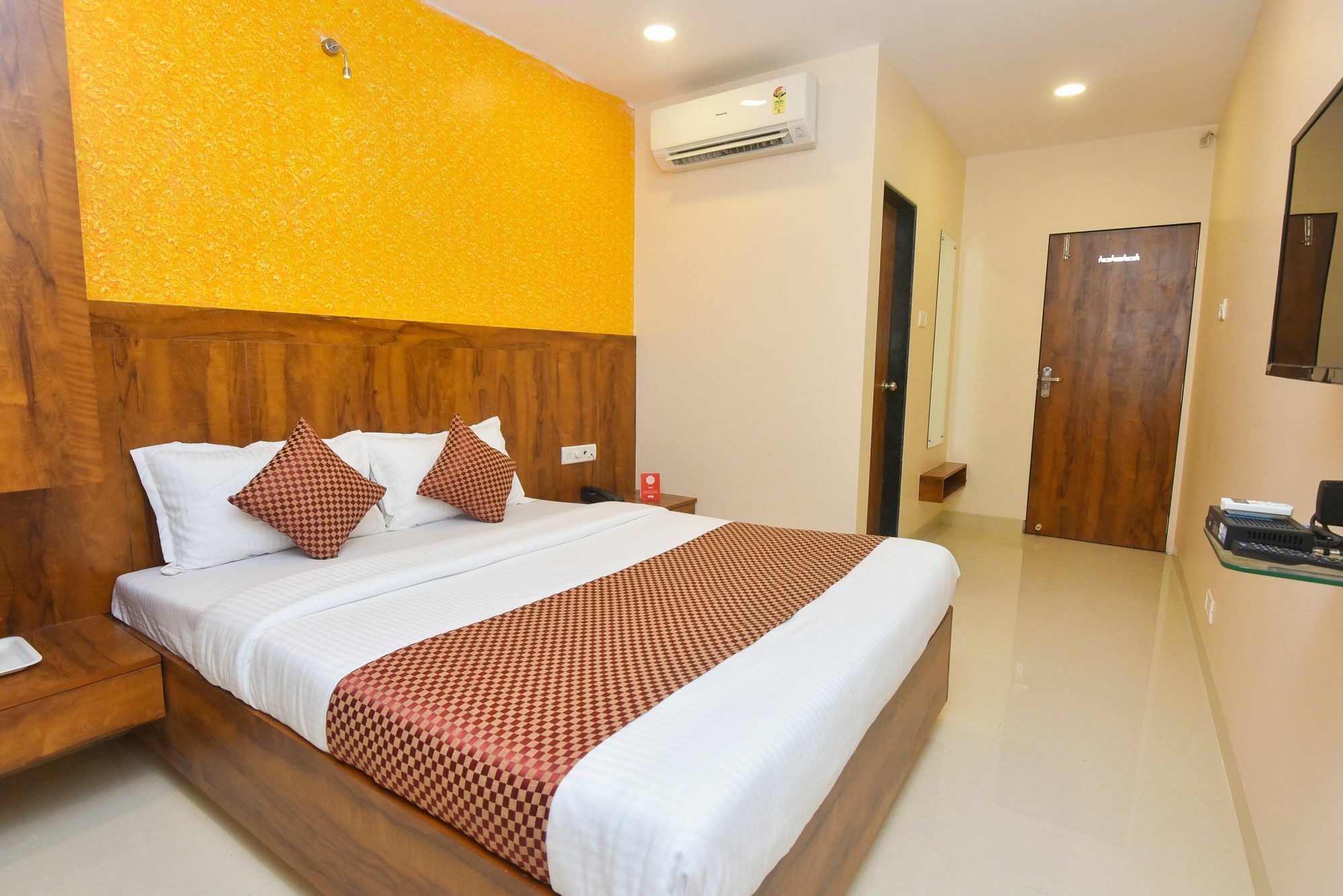 Oyo 8757 Prakash Inn Мумбай Екстериор снимка